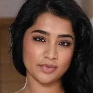Yasmina Khan