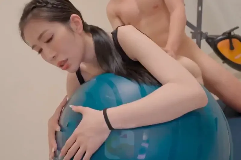 Abnormal Yoga Class Instructor Tightens White Hole While Shrinking And Thrusting