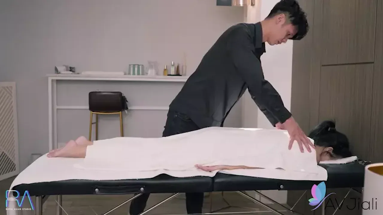 Chinese Milf Xianerai gets a Relaxing Massage in Pantyhose