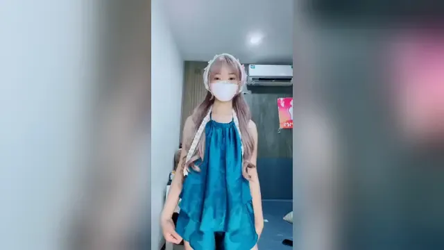 The 2000-born girl live-streaming attractive masturbation