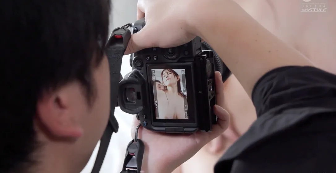 Wife Futaba Sara becomes a nude model and enjoys raw sex