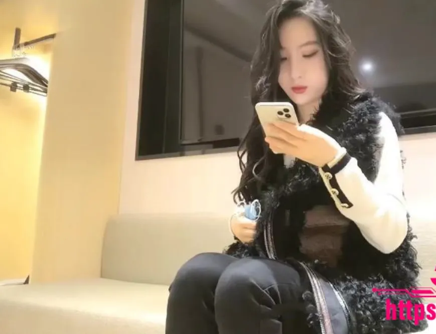 Yan Qing Professional Escort Moaning Loud In Bed