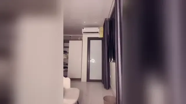 Vietnamese girl with a hot body livestreaming shaking her butt