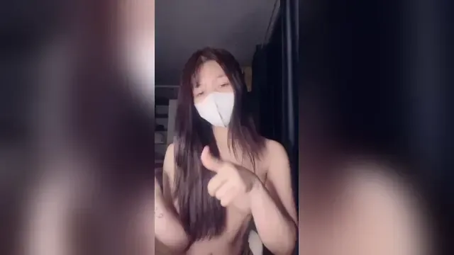 Vietnamese girl with a hot body livestreaming shaking her butt
