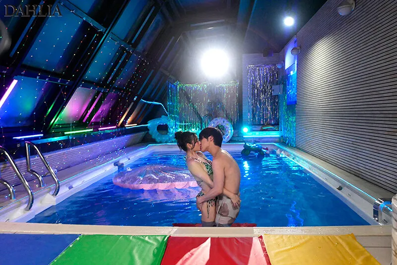 My wifes best friend reverse-NTRs at the night pool When she took off her clothes I got so excited by her model-worthy bikini that I got a hard-on