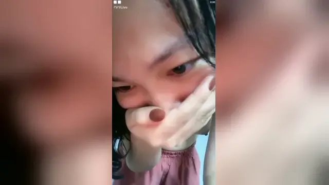 Banging the pretty girl while she is livestreaming in the room