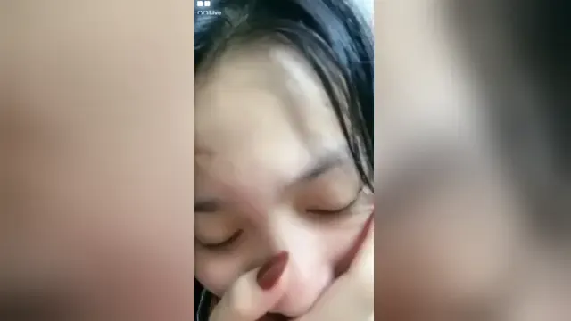 Banging the pretty girl while she is livestreaming in the room