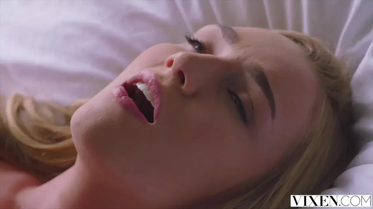 Kendra Sunderland has Sexecutive Meeting with Her Boss