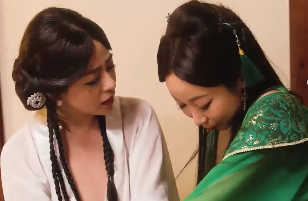 The Erotic Game Of Green And White Snakes