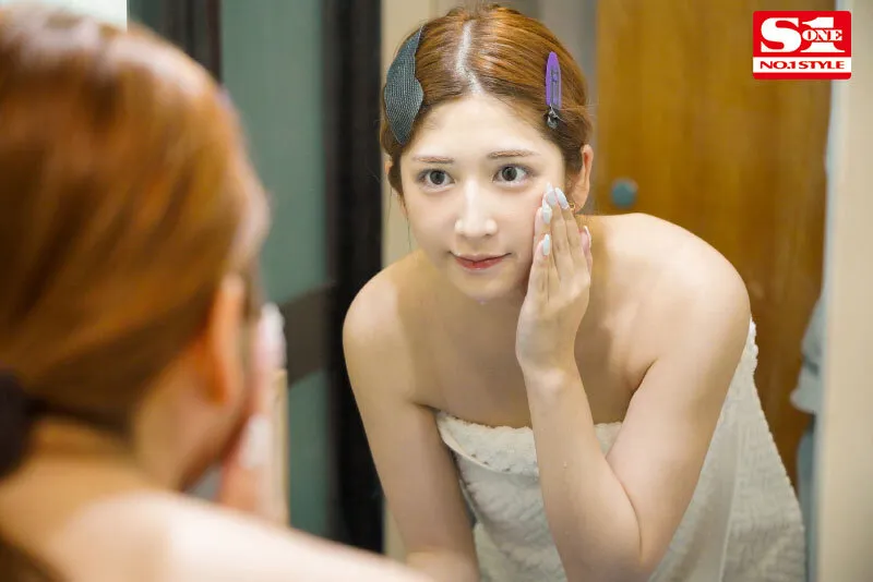 The husband ignores his wife to stay with her seductive sister Riri Nanatsumori