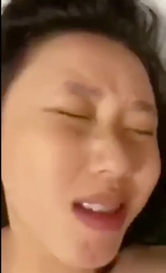 Shutting her up with a big cock Fucking my girlfriend until her eyes roll back