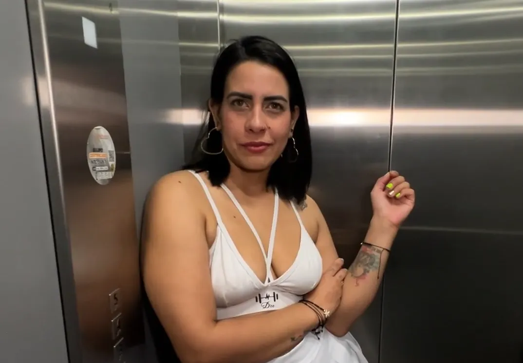 LATINA MILF NEIGHBOR fucks a BBC in the office elevator takes off the condom