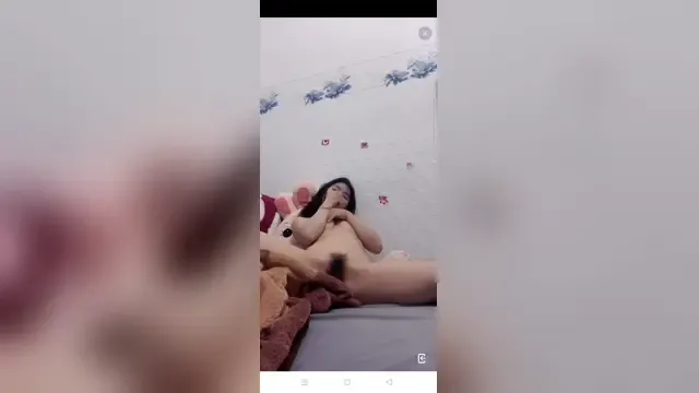 Pretty teen from the West live masturbates and shows off her goods