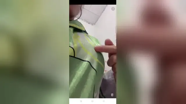 Pretty teen from the West live masturbates and shows off her goods