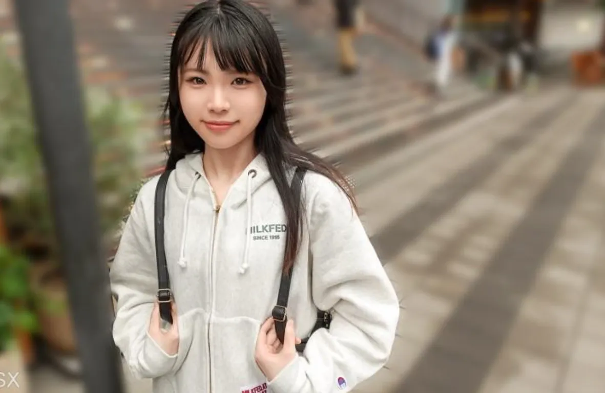 Momona 19 Year Old Theme Park Girl First AV