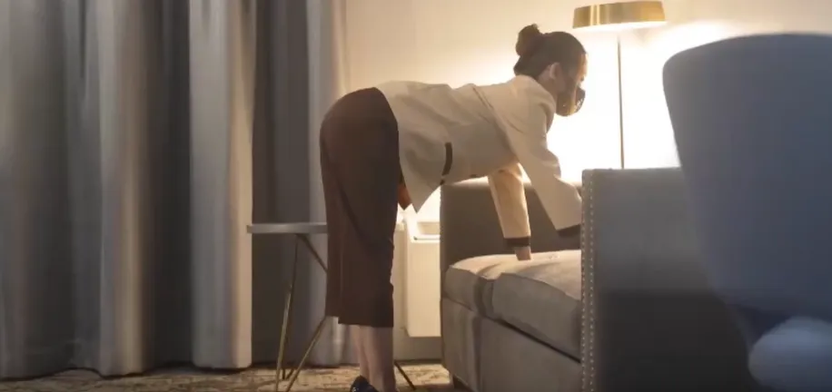 Mi Fei Tu Hotel Maid Seduced and Fucked