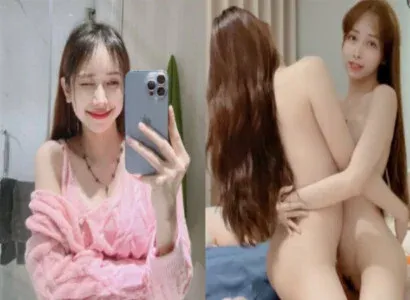 Lam Thai Vy and her best friend show off live