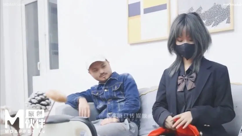 MC Meng Lan uses her long sexy legs to massage her rich client